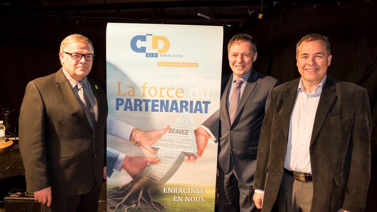Le maire de Beauceville, Luc Provençal, le directeur du CLD Robert-Cliche, Daniel Chaîné, le vice-président du conseil d'administration, Raynald Doyon, lors de l'assemblée générale annuelle du CLD.